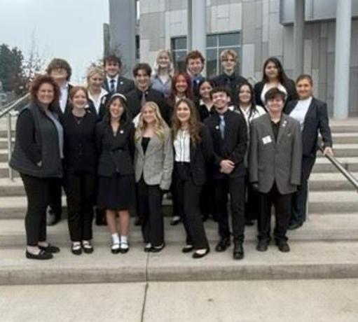 picture of mock trial students and coaches on the front steps of a courthouse