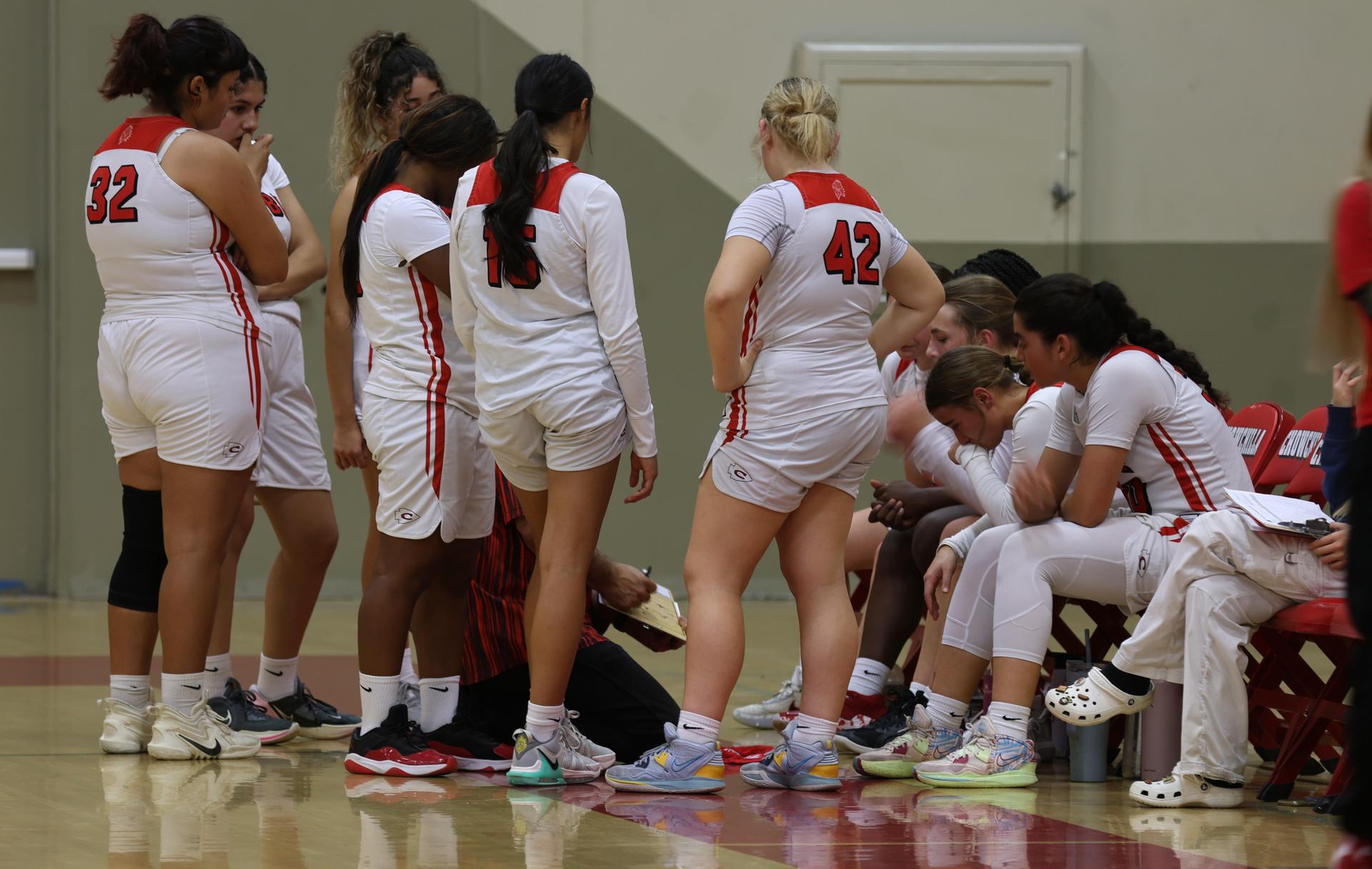 varsity girls playing basketball against mclane