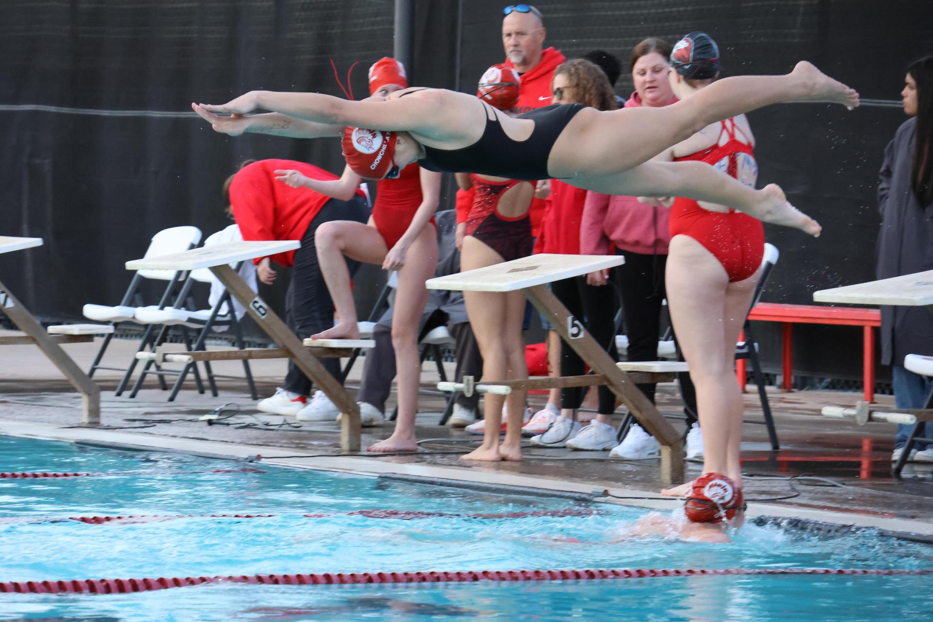 girls swimmers competing in the 400 free relay