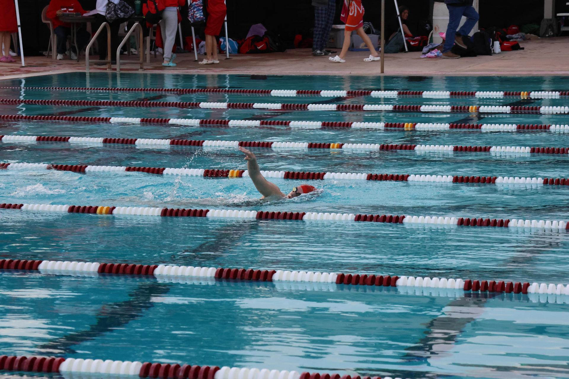 girls swimmers competing in the 400 free relay