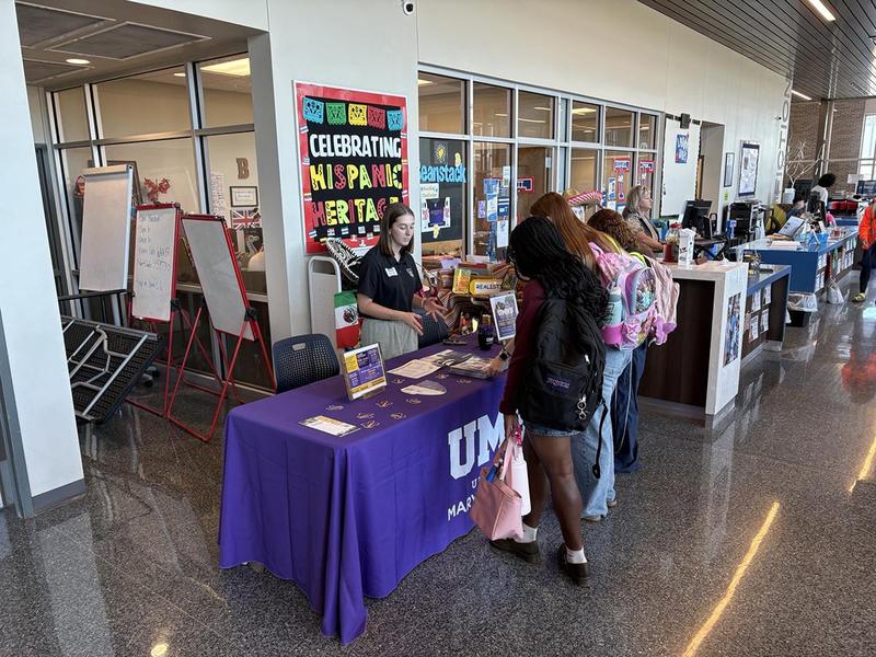 THS students chat with a UMHB recruiter