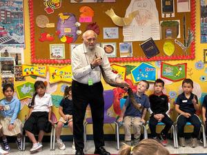 Rabbi _ demonstrates about how to blow a shofar