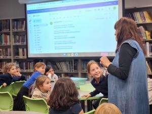 Mrs. Rabinowitz explaining the activities