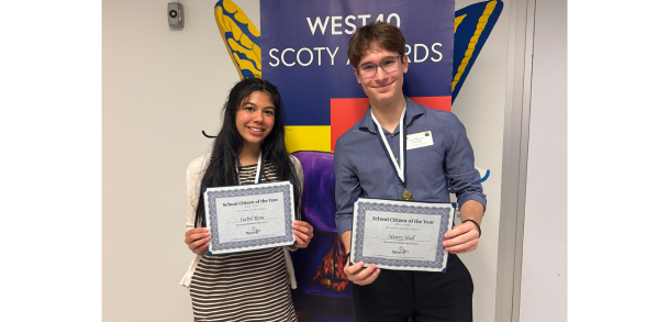 Los alumnos de tercer curso de RBHS, Henry Hall e Isabel Rosa, reciben el premio al «Ciudadano del Año» de la escuela. Foto destacada