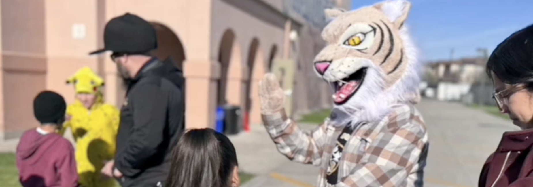 Thundercat visits students.