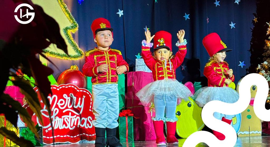 Alumnos de Green Hills bailando en el festival de Navidad