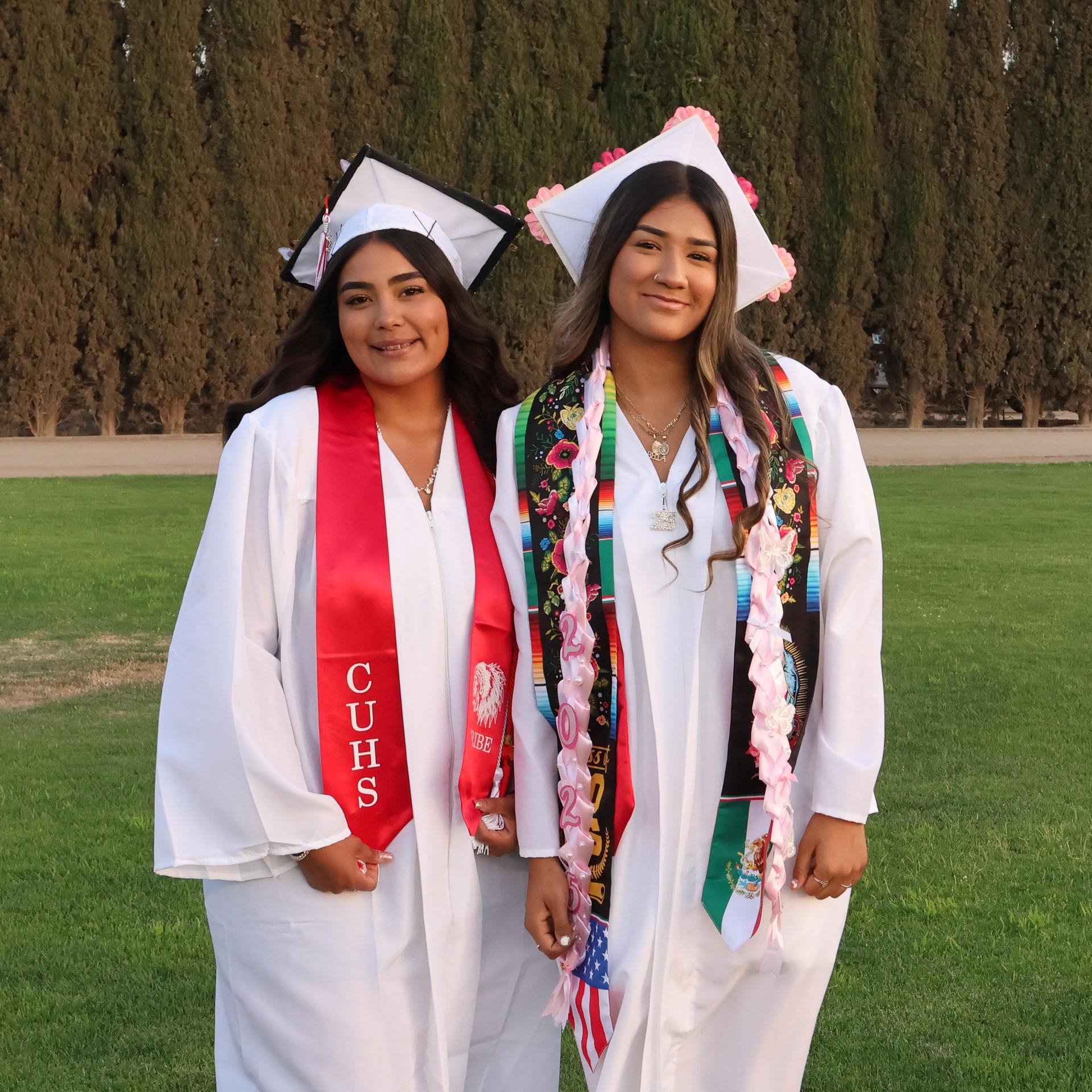 seniors posing together before walking in to graduation