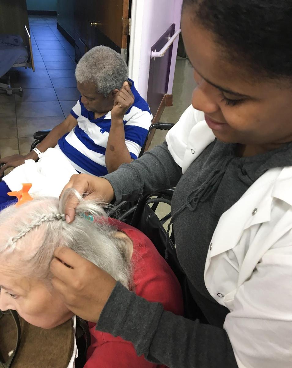 student braining hair