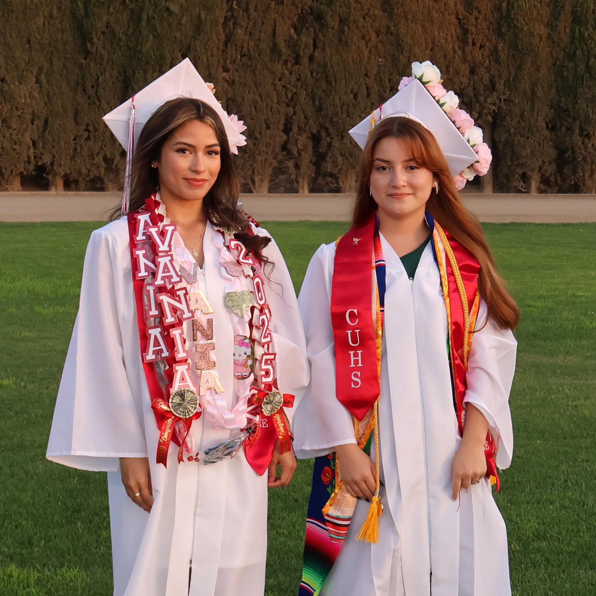 seniors posing together before walking in to graduation