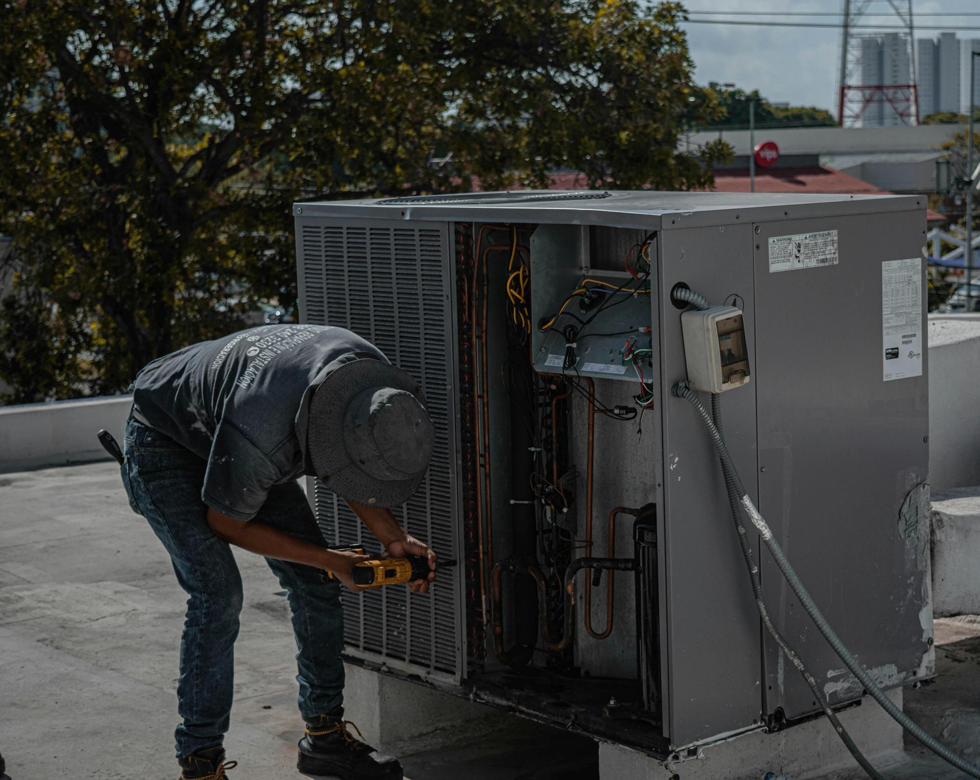 HVAC_Tech Image1